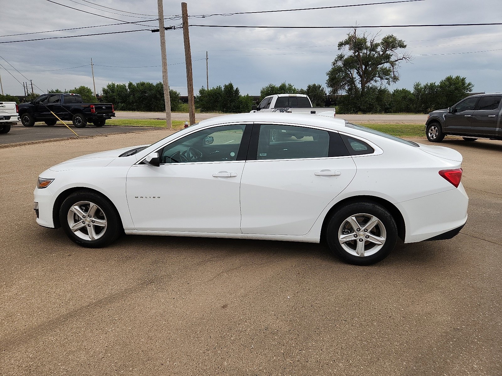 2024 Chevrolet Malibu 1LT photo 2