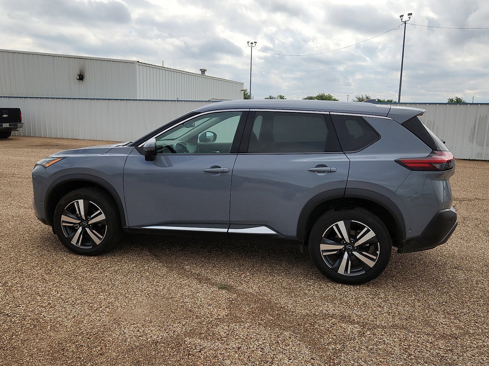 2023 Nissan Rogue SL photo 2