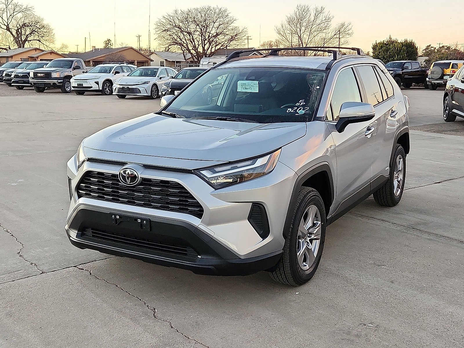 2025 Toyota RAV4 XLE's photo