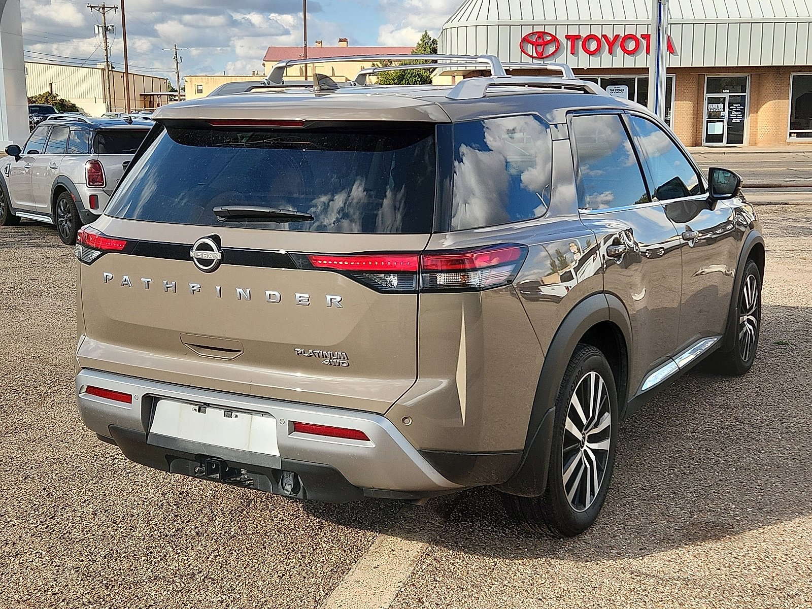 2024 Nissan Pathfinder Platinum photo 3