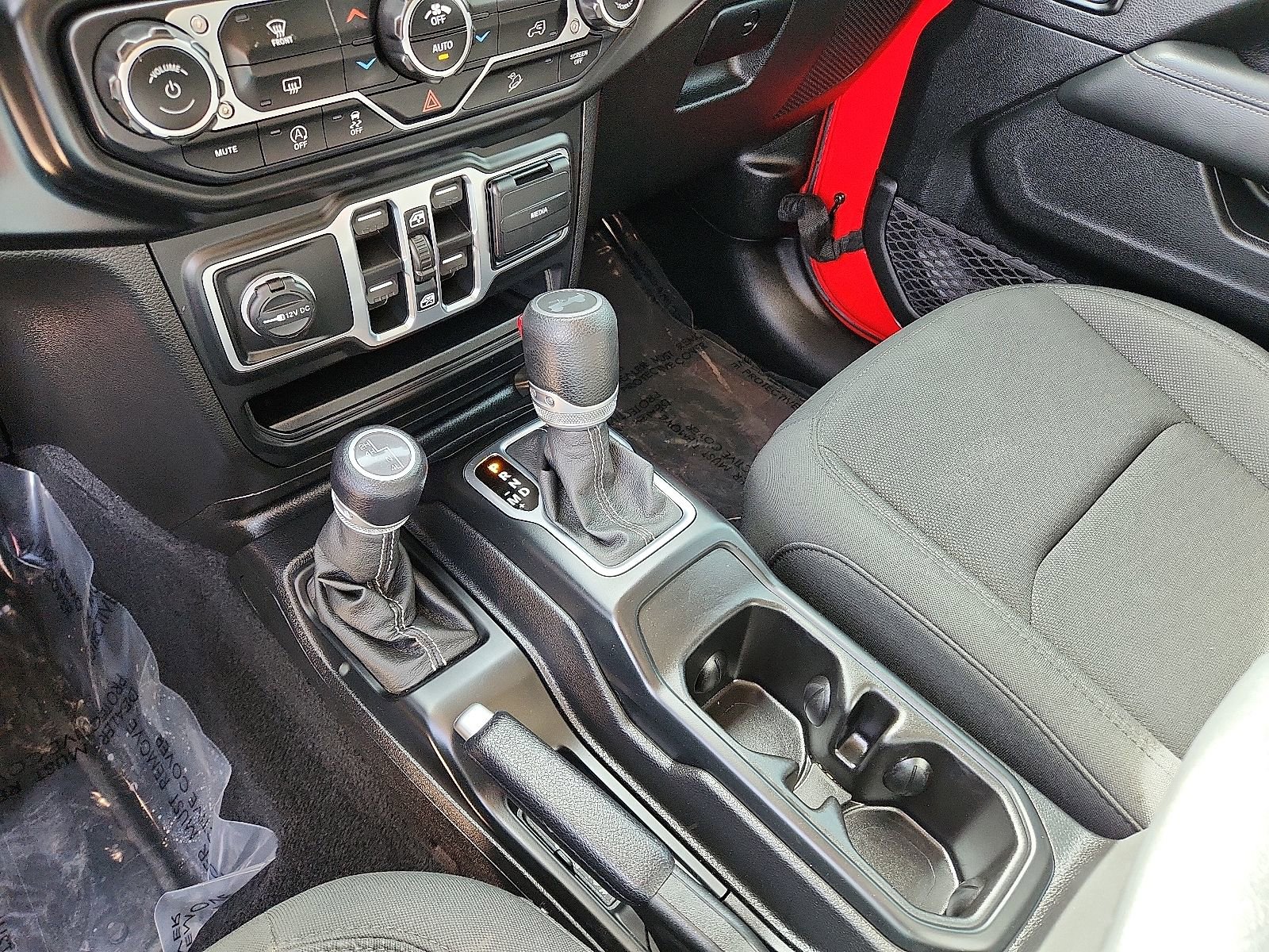 2020 Jeep Wrangler Unlimited Sahara - Photo 17