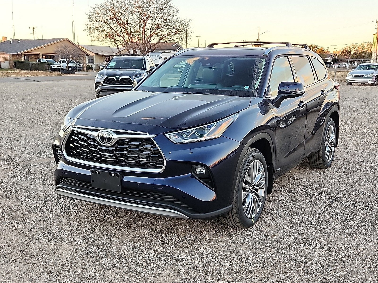 2026 Toyota Highlander Platinum's photo