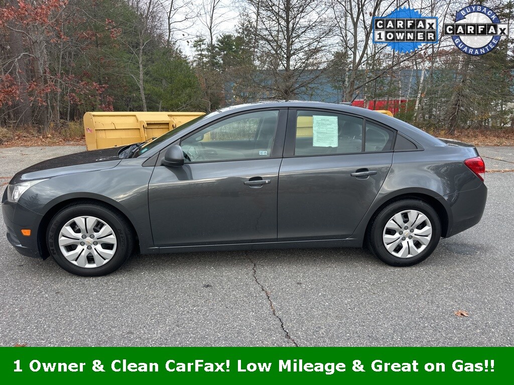 2013 Chevrolet Cruze LS photo 2