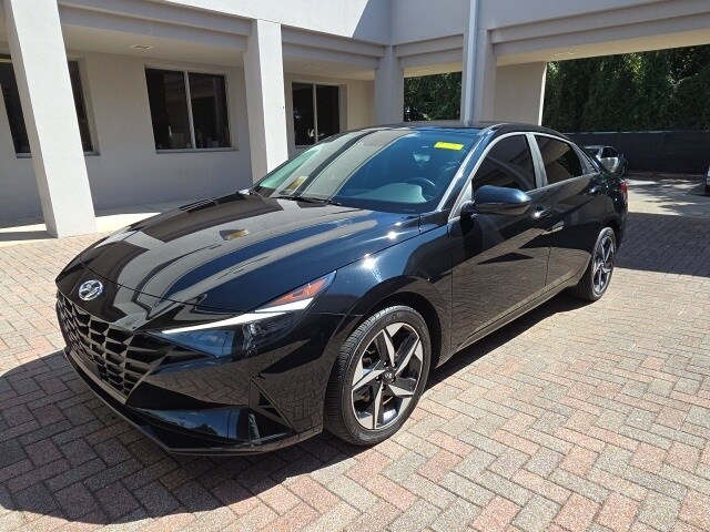 2023 Hyundai Elantra SEL photo 2