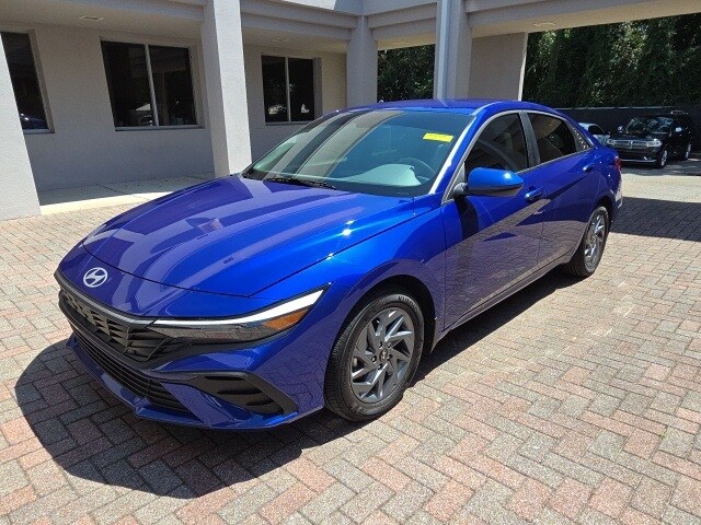 2024 Hyundai Elantra SEL photo 2