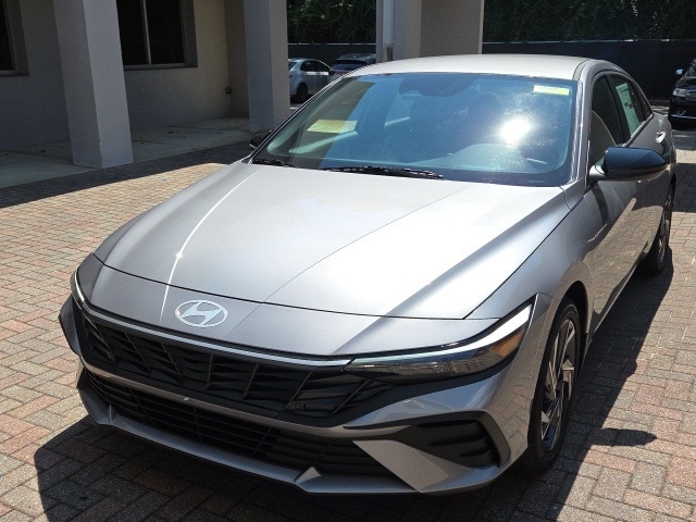 2025 Hyundai Elantra SEL's photo