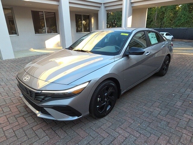 2026 Hyundai Elantra SEL Sport photo 2