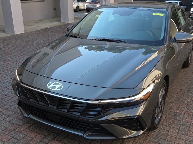 2025 Hyundai Elantra Limited's photo