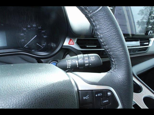 2023 Toyota Sienna XLE - Photo 18