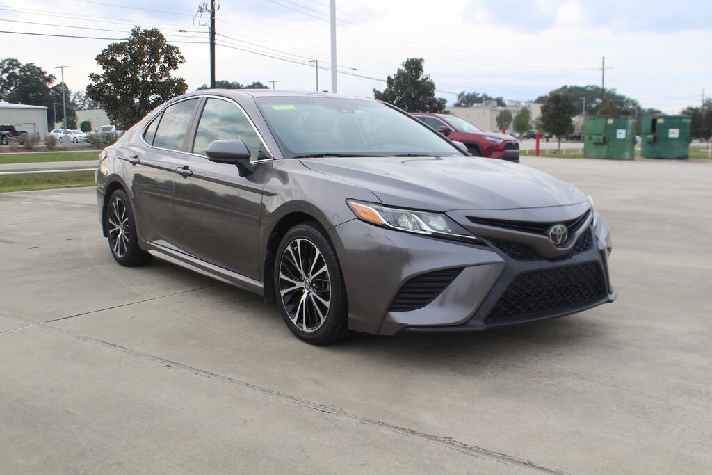 Used 2018 Toyota Camry SE Sedan