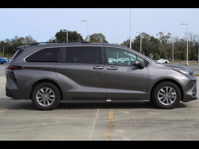 2023 Toyota Sienna XLE - Photo 8