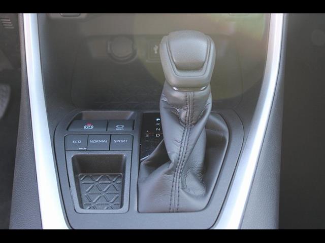 2024 Toyota RAV4 XLE - Photo 31