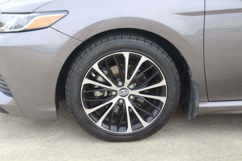 Used 2018 Toyota Camry SE Sedan