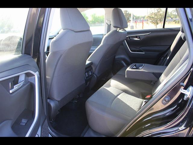 2024 Toyota RAV4 XLE - Photo 33