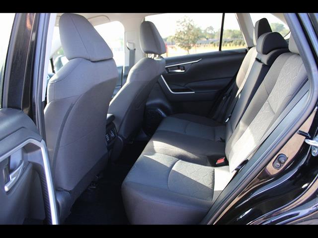 2024 Toyota RAV4 XLE - Photo 24