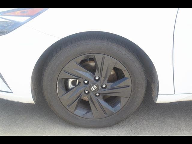 2023 Hyundai Elantra SEL - Photo 2