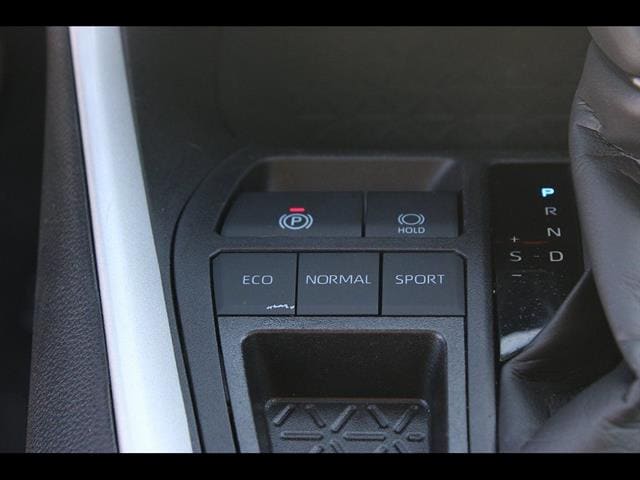 2024 Toyota RAV4 XLE - Photo 32