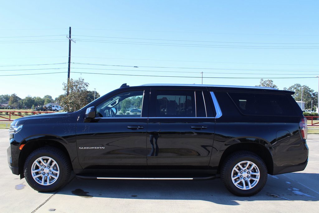 2023 Chevrolet Suburban LT photo 3