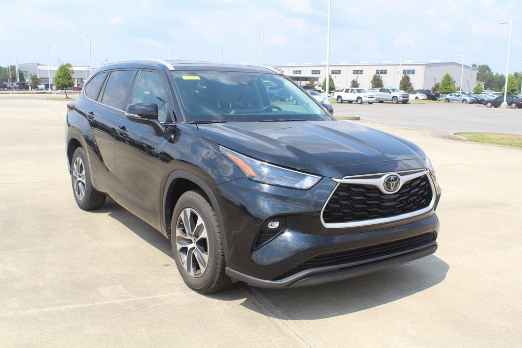 2024 Toyota Highlander XLE photo 3