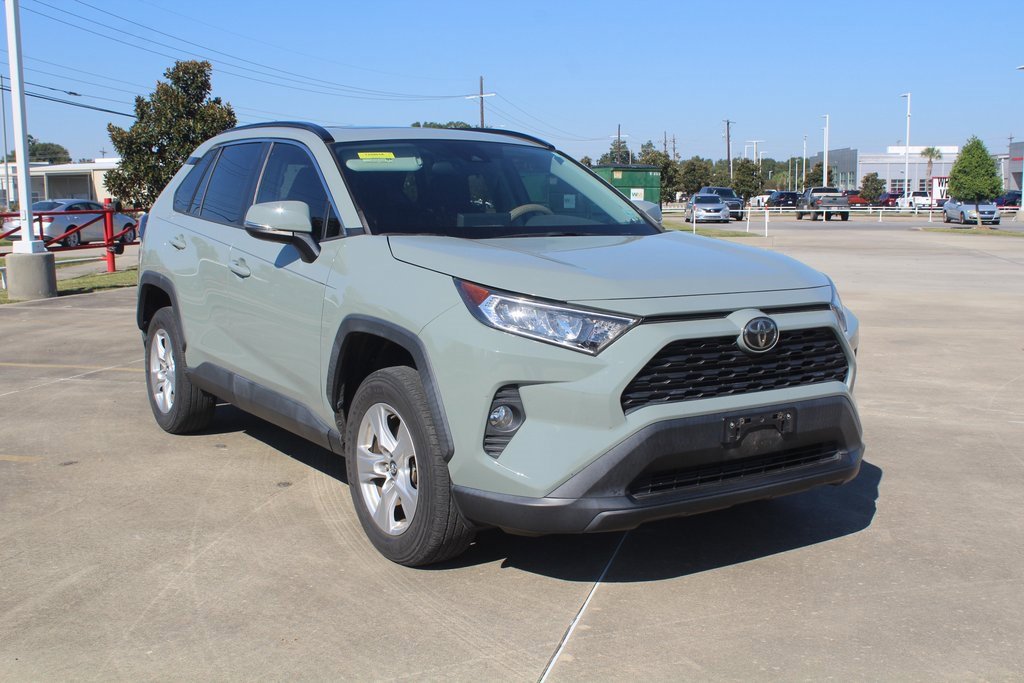 2020 Toyota RAV4 XLE photo 3