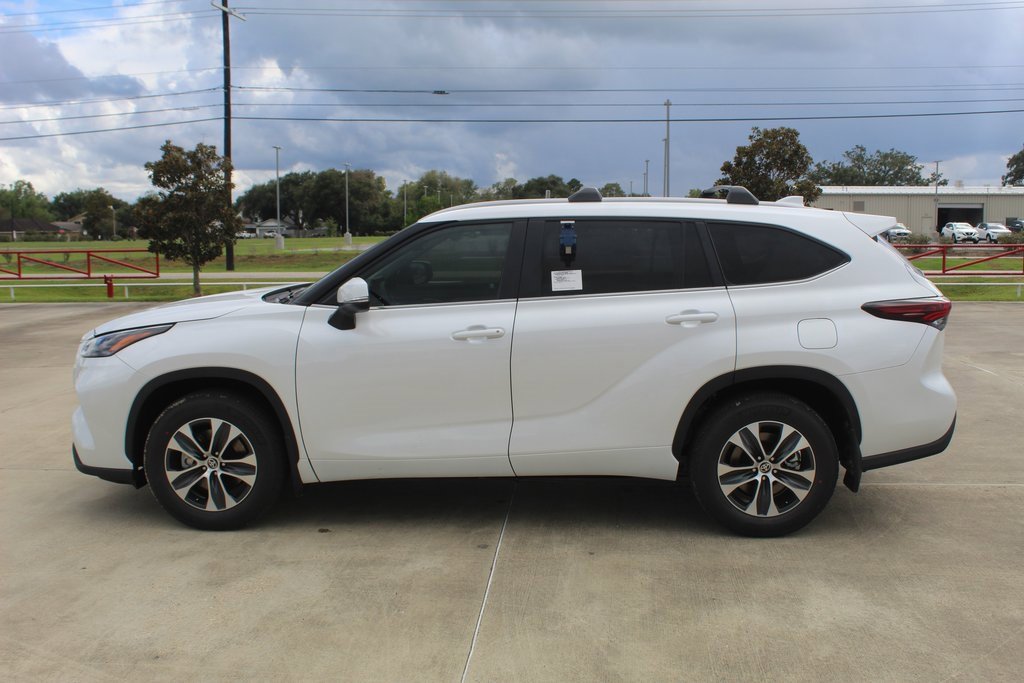 2025 Toyota Highlander XLE photo 3