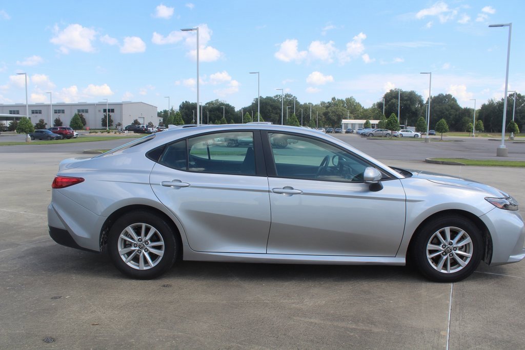 2025 Toyota Camry LE photo 4