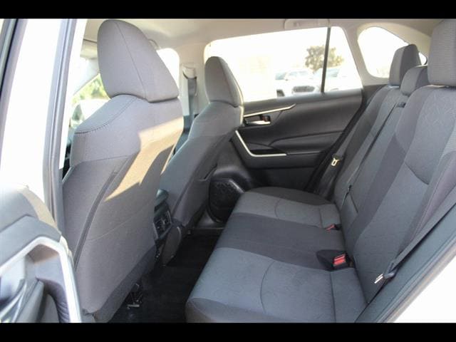 2024 Toyota RAV4 XLE - Photo 32