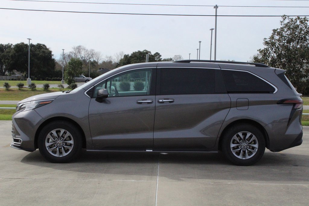 2023 Toyota Sienna XLE photo 3
