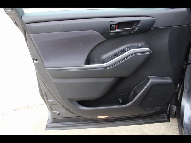 2023 Toyota Highlander L - Photo 13
