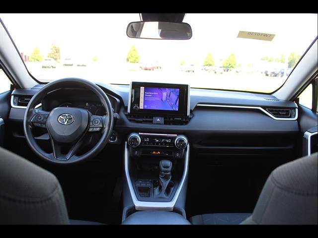 2025 Toyota RAV4 XLE - Photo 25