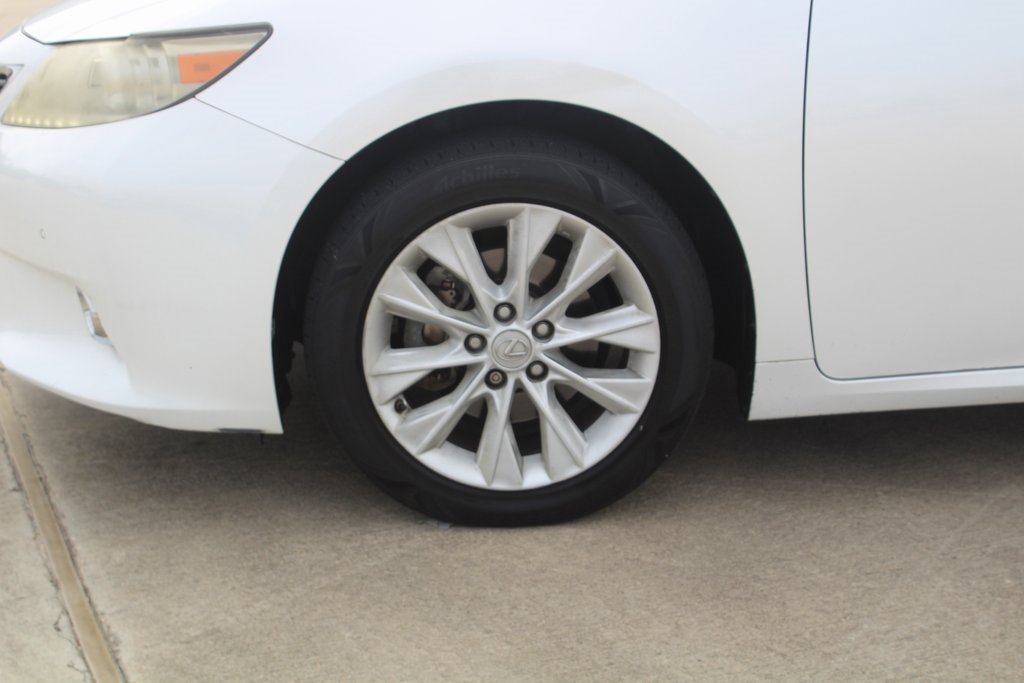 2013 Lexus ES 300h photo 2