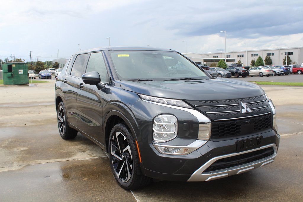 2024 Mitsubishi Outlander SE photo 3