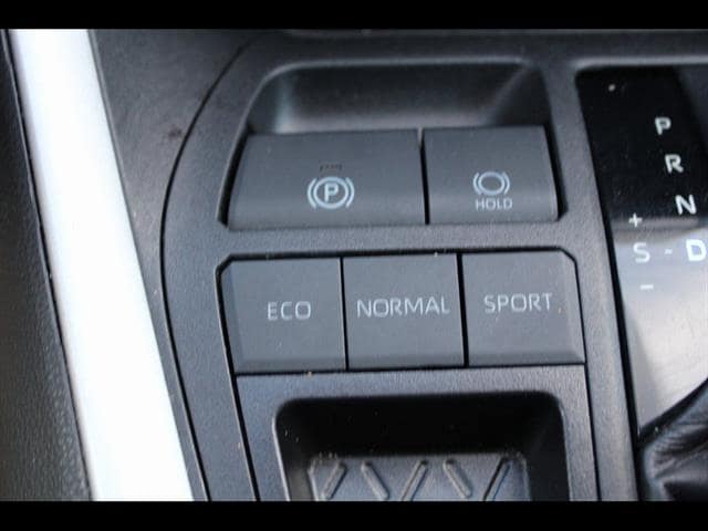 2024 Toyota RAV4 XLE - Photo 31