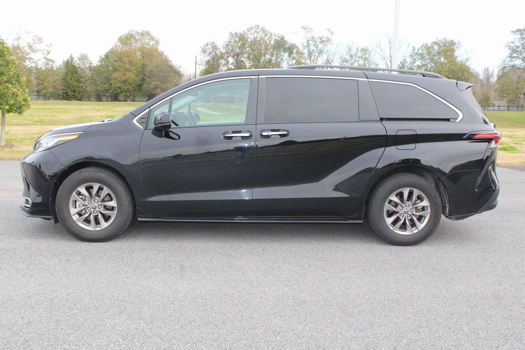 2023 Toyota Sienna XLE photo 3