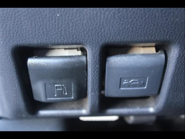 2025 Toyota RAV4 XLE - Photo 18