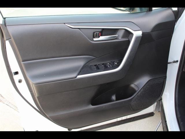 2024 Toyota RAV4 XLE - Photo 13