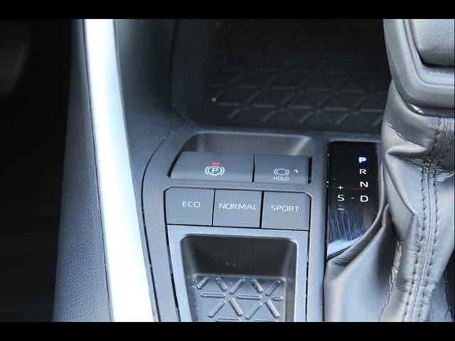 2025 Toyota RAV4 XLE - Photo 29