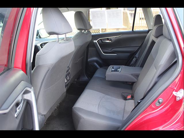 2025 Toyota RAV4 XLE - Photo 31