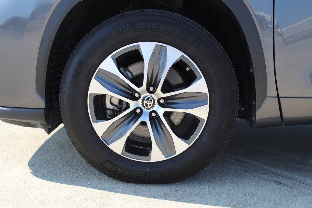 Used 2024 Toyota Highlander XLE with VIN 5TDKDRAH6RS528920 for sale in Lafayette, LA