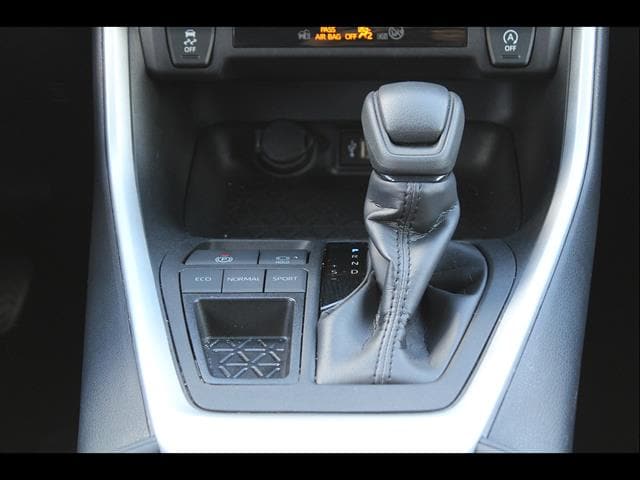 2025 Toyota RAV4 XLE - Photo 28