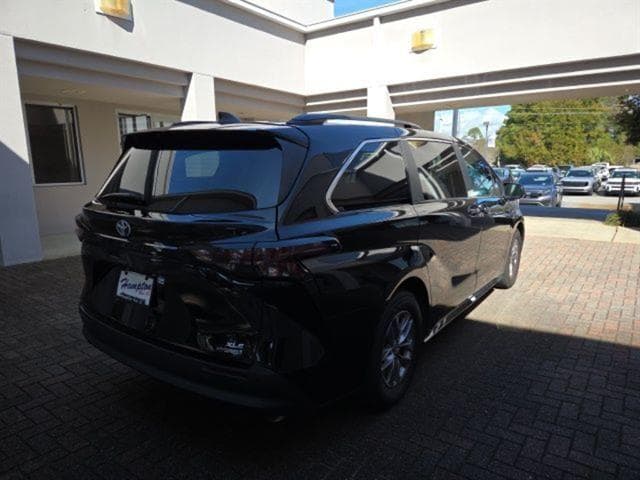 2023 Toyota Sienna XLE - Photo 6