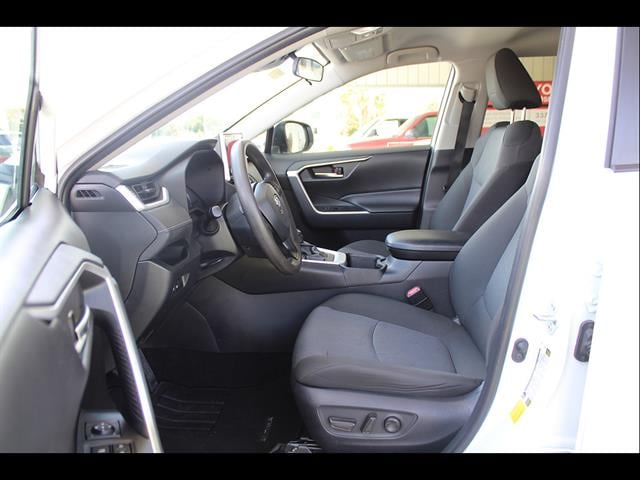 2024 Toyota RAV4 XLE - Photo 16