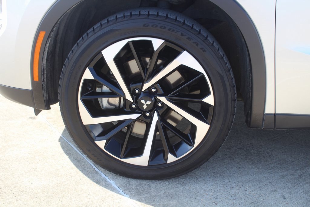 2024 Mitsubishi Outlander SE photo 2