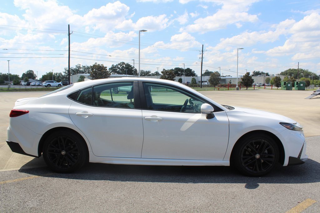 2025 Toyota Camry SE photo 4