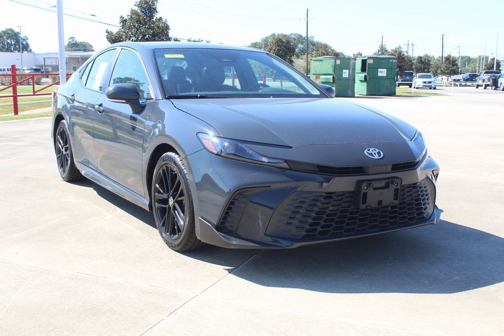 2025 Toyota Camry SE photo 4
