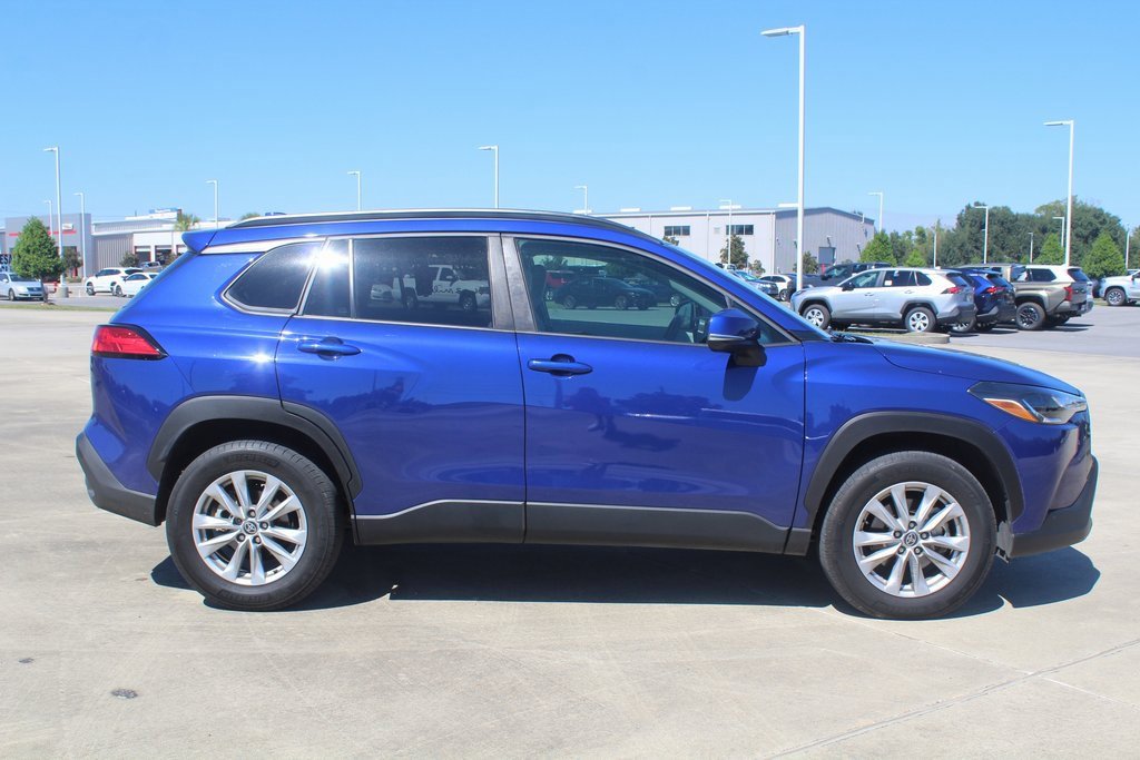 2023 Toyota Corolla Cross LE photo 3