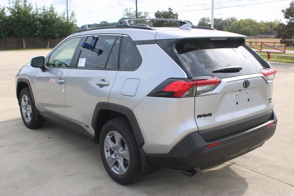 2025 Toyota RAV4 Hybrid XLE photo 4