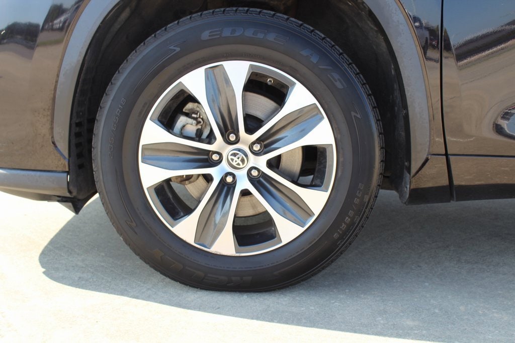 Used 2021 Toyota Highlander XLE with VIN 5TDGZRAH7MS039734 for sale in Lafayette, LA