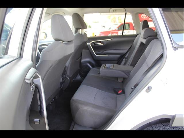 2024 Toyota RAV4 XLE - Photo 32