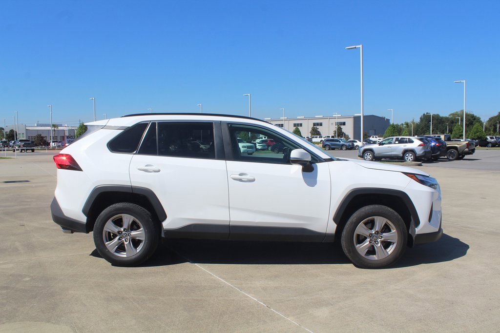 2023 Toyota RAV4 XLE photo 3